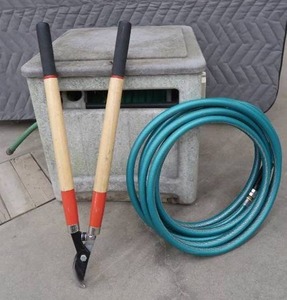 lot 65 image: BYPASS LOPPER  SUNCAST HOSE REEL WITH NEWER HOSE