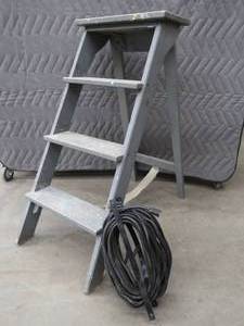 lot 70 image: STURDY OVERSIZED STEP STOOL  EXTENSION CORD