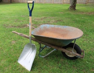 lot 77 image: WHEELBARROW  #2 SCOOP SHOVEL