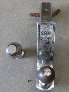 lot 91 image: CURT HITCH AND EXTRA BALL