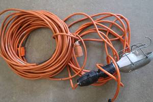 lot 92 image: EXTENSION CORD AND TROUBLE LIGHT