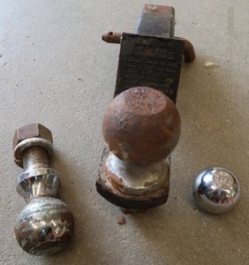 lot 93 image: DROP HITCH AND EXTRA BALLS