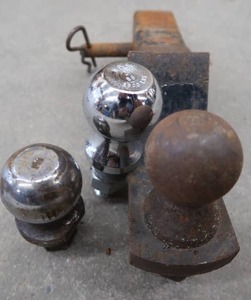 lot 96 image: DROP HITCH AND EXTRA BALLS