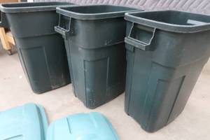lot 98 image: THREE RUBBER MAID 30 GALLON TRASH CANS