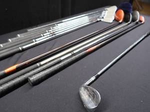 lot 110 image: GOLF CLUBS AND BAG