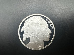 lot 65 image: Buffalo Design .999 1 Oz. Silver Round