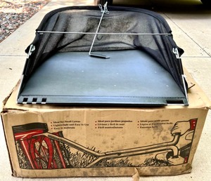 lot 290 image: Smith & Hawken Manual Push Reel Lawnmower with Grass Catcher