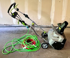 lot 291 image: 18-Inch Earthwise Electric Snow Thrower with Cords