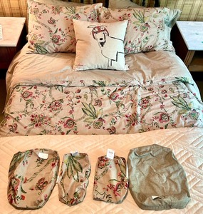 lot 100 image: ED Ellen DeGeneres Queen Bedding Set with Floral Design