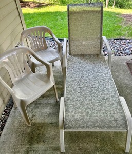 lot 189 image: Set of 2 Outdoor Plastic Chairs and 1 Textile Chaise Lounge