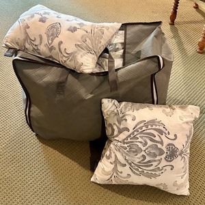 lot 280 image: Modern Southern Home King Comforter Set with Decorative Pillows