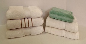 lot 282 image: Collection of 5 Plush Towels with 1 Green Bath mat