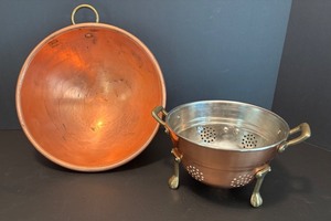 lot 72 image: Copper Round Mixing Bowl Set with Vintage Copper Colander
