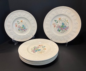 lot 81 image: Vintage Wedgwood Wellesley Dinnerware Set - 7 Pieces