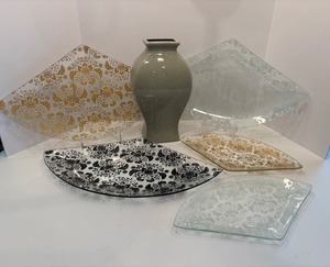 lot 88 image: Set of 5 Decorative Glass Serving Plates with Floral Design by David Allen and Ceramic Vase
