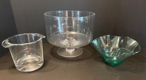 lot 91 image: Set of 3 Glass Bowls Including Pedestal Trifle Dish and Ruffled Designs
