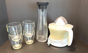lot 98 image: Glass Beverage Set with Carafe, 4 Glasses, and Toastmaster Juicer