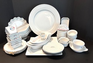 lot 214 image: Pillivuyt French Porcelain Dinnerware Collection