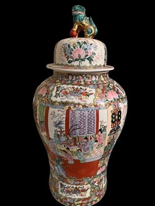 lot 1 image: Antique Vintage Chinese Famille Rose Porcelain Lidded Jar with Foo Dog Finial