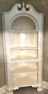 lot 5 image: White Corner Display Cabinet with Shell Motif