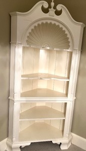 lot 6 image: Corner Shelf Unit with Decorative Fan Design