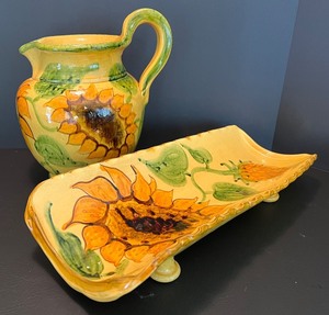 lot 35 image: Romancing Provence Fleurs de Soleil Pottery Set - Pitcher and Tile Platter