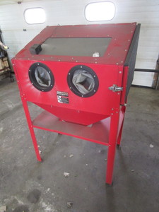 lot 18 image: Sandblast Cabinet