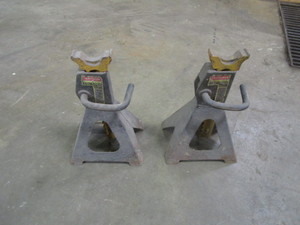 lot 33 image: (2) 3ton Jack Stands