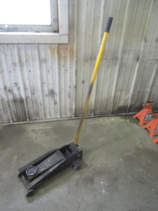 lot 34 image: 2 12ton Floor Jack