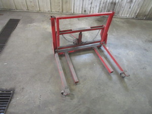 lot 35 image: Truck Tire Jack