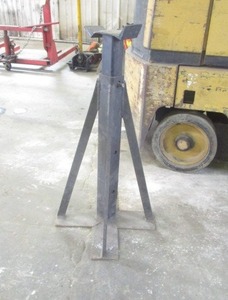lot 44 image: Material Stand