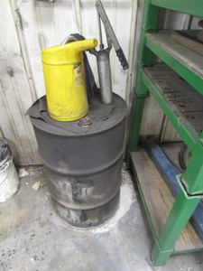 lot 61 image: Barrel & Pump wApprox.. 13 Full of Full Synthetic 5W-40 Diesel Oil