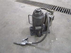 lot 62 image: Pneumatic Hydraulic Jack