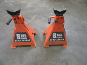 lot 32 image: (2) 6ton Jack Stands