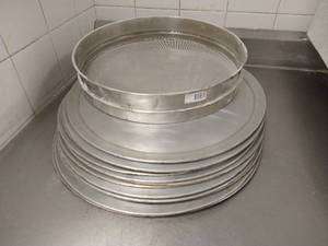 lot 62 image: (14) Round Metal Pizza Trays