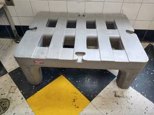 lot 78 image: Plastic Food Platform