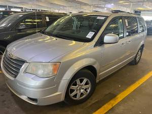 lot 19 image: 2010 Chrysler Town & Country Touring