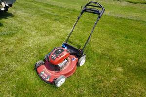 lot 10 image: Toro Recycler 22 Lawn Mower With Rear Bagger
