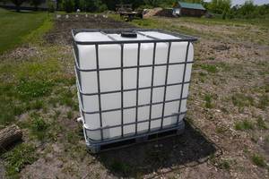 lot 15 image: Pallet Mounted 275 Gallon Liquid Storage Poly Tank