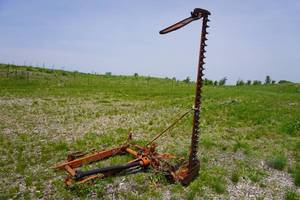 lot 12 image: Allis Chalmers Brand Under Frame Mount Sickle Bar Hay Mower