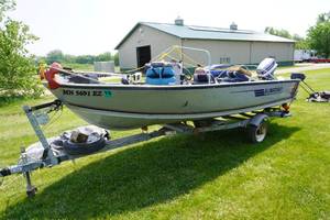 lot 4 image: 1986 Alumicraft Classic 16 With 35 hp Evinrude Tiller Motor
