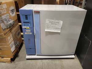 lot 9 image: CO2 Incubator (560320) Thermo Scientific CO2 Incubator, See Description