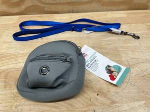 lot 73 image: 6 Dog Leash and Dog Backpack
