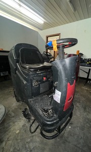 lot 31 image: Viper Ride On floor scrubber works but needs battery