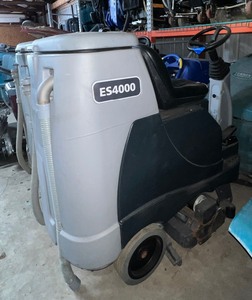 lot 35 image: 2 Advance Floor Scrubbers including ES4000 and Advneger 3400D St
