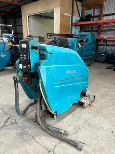 lot 38 image: Tennant 5400 walk behind floor scrubber