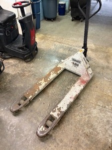 lot 110 image: Roughneck Pallet Jack 4400LB Capacity