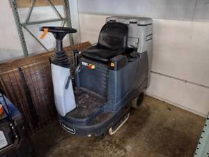 lot 28 image: Advanced 2800 ST Seated Floor Scrubber (Runs)