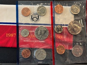 lot 11 image: 1987 P & D Mint Set