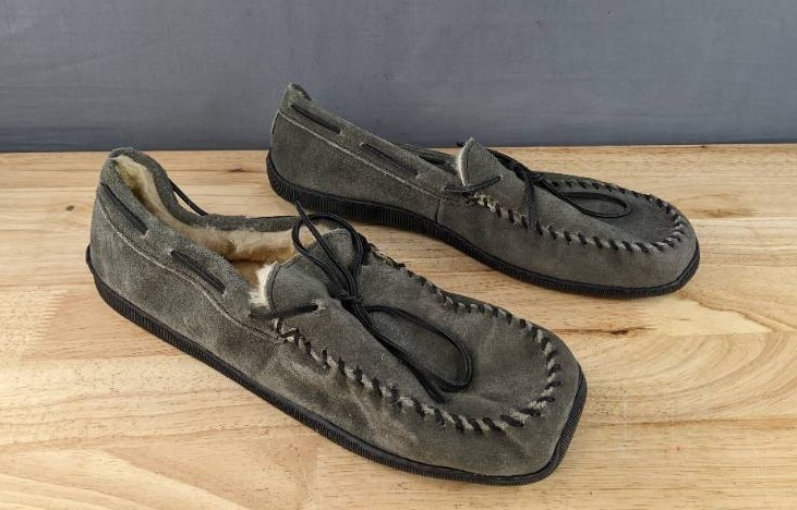 lot 221 image: Minnetonka Moccasins Mens Sheepskin Hardsole Slipper Size 16 Gray N